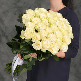 Классический букет из 31 белой Эквадорской розы 60 см с атласной лентой от 2name Flowers