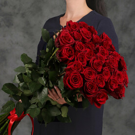 Классический букет из 31 красной Эквадорской розы 60 см с атласной лентой от 2name Flowers