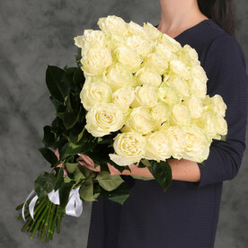 Классический букет из 35 белых Эквадорский роз, 60 см с атласной лентой от 2name Flowers