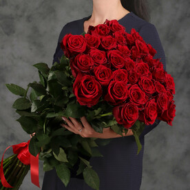 Классический букет из 35 красных Эквадорских роз 60 см с атласной лентой от 2name Flowers