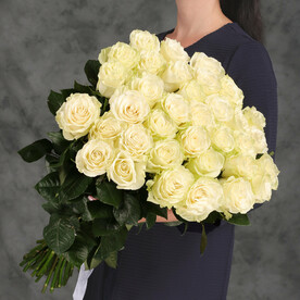 Классический букет из 45 белых Эквадорских роз 60см с атласной лентой от 2name Flowers