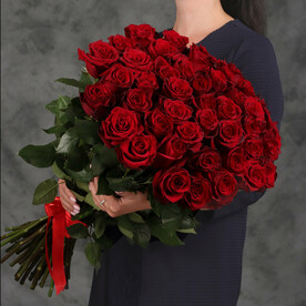Классический букет из 45 красных Эквадорских роз 60см с атласной лентой от 2name Flowers
