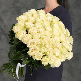 Классический букет из 51 белой Эквадорской розы 60см с атласной лентой от 2name Flowers