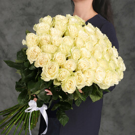 Классический букет из 55 белых Эквадорских роз 60 см с атласной лентой от 2name Flowers