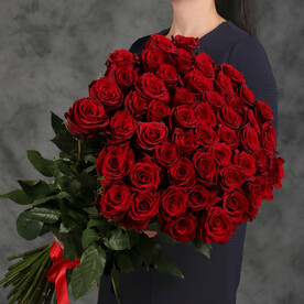 Классический букет из 55 красных Эквадорских роз 60 см с атласной лентой от 2name Flowers