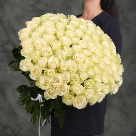 Роскошный букет из 101 белой Эквадорской розы 60см от 2name Flowers