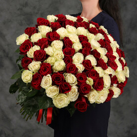 Роскошный букет из 101 красной и белой Эквадорской розы 60см от 2name Flowers