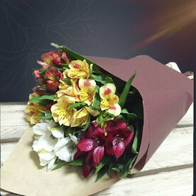 Классический букет из 5 альстромерий микс в крафте от 2name Flowers