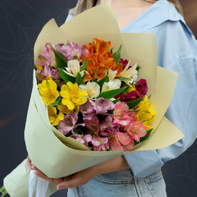 Классический букет из 9 альстромерий микс в крафте от 2name Flowers