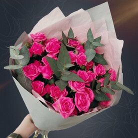Классический букет из 5 розовых кустовых роз с эвкалиптом в матовой пленке с атласной лентой от 2name Flowers