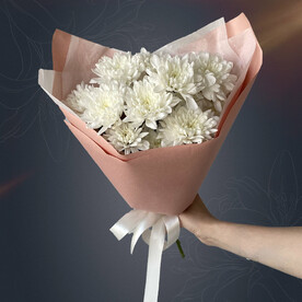 Букет из 3 белых кустовых хризантем в матовой пленке с атласной лентой от 2name flowers