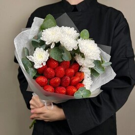 Букет-комплимент из хризантемы и клубники