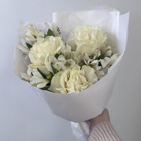 Букет в белых оттенках с французской розой