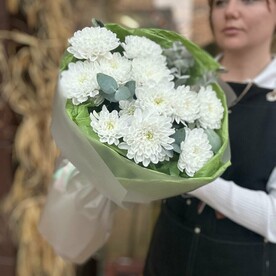 Букет «Нежность» из 3 хризантем и эвкалипта.