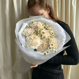 Букет из кремовых диантусов и ромашек