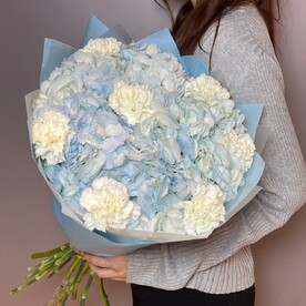 Букет из голубых Гортензий и белых Диантусов