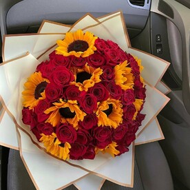 Подсолнух с розами🌻