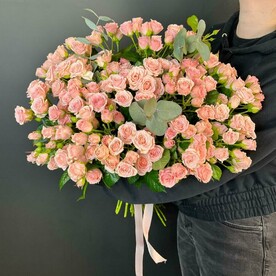 Розы кустовые с эвкалиптом