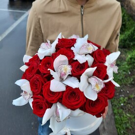 Роза одноголовая, Орхидея, Флористическая губка, Шляпная коробка