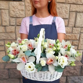 Орхидеи с эустомой в корзине "Утренняя роса"