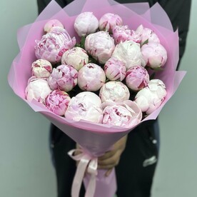 Букет из 19 пионов