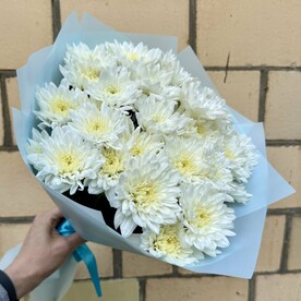 Букет из пушистых кустовых хризантем