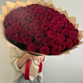 101 красная роза 70 см в крафт бумаге