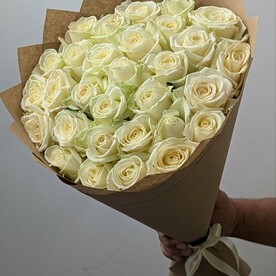 31 белая роза в крафт бумаге