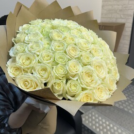 51 белая роза 60 см в крафт бумаге