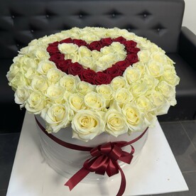 Коробка с сердцем из роз 101