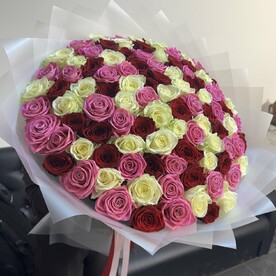 101 роза 60 микс ред наоми, аваланч и аквы