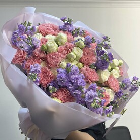 Кустовые розы маттиола и гвоздика