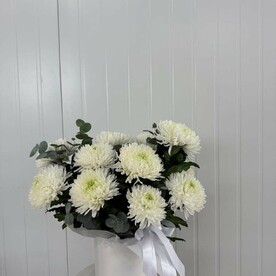 Коробочка из белых хризантем и эвкалипта