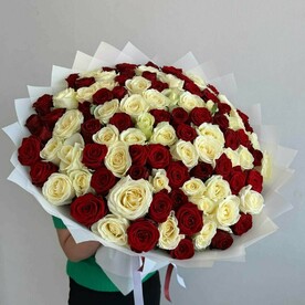101 красная и белая роза микс
