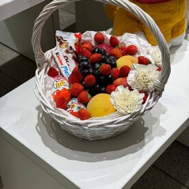 Сладкая корзина с ягодами