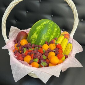 Корзина с арбузом