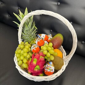 Корзина с фруктами и киндерами