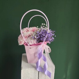 Композиция из хризантем и гипсофилы микс