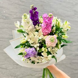 Авторский букет из ароматных маттиол и альстромерий