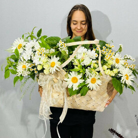 Плетёная сумка с цветам. Садовая ромашка, альстромерия, танацетум, роза кустовая, хризантема,малина