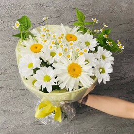 Летний букет из крупных садовых ромашек,хризантем с полевыми ромашками танацетум,веточками малины