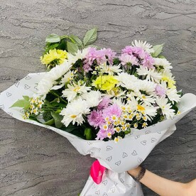 Пышный букет из садовых ромашек, хризантем, полевых ромашек танацетум, веточек малины