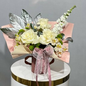 Альстромерия, Роза французская, Сантини, Рускус, Маттиола, Аралия, Шляпная коробка