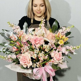 Альстромерия, Рускус, Маттиола, Роза французская, Аралия, Корзина плетеная