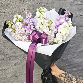 Букет из 9 ароматных маттиол в дизайнерской упаковке