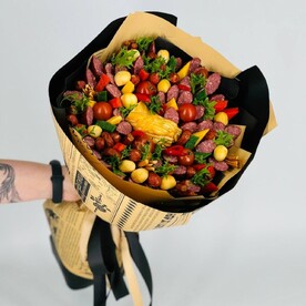 Сытный мужской букет из колбасы сыра и закусок