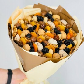 Подарочный букет из орехов и сухофруктов