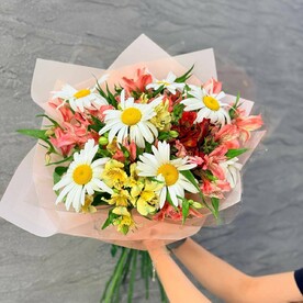 Яркий микс из садовых крупных ромашек с альстромериями