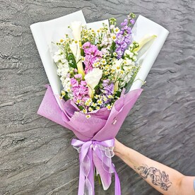 Авторский букет микс с ароматной маттиолой, каллами, танацетум
