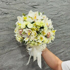 Нежный букет невесты из орхидей, альстромерий, кустовых роз, хамелациум